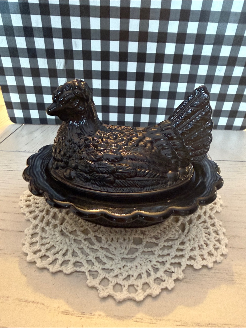 Mosser Glossy Hen on Nest Covered Dish